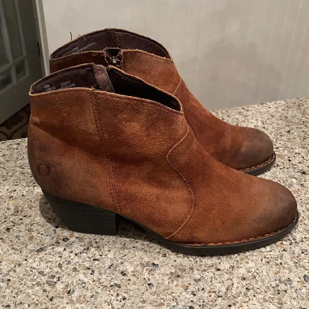 Size 10 Women’s Born Ankle Zip Booties - Picture 5 of 13